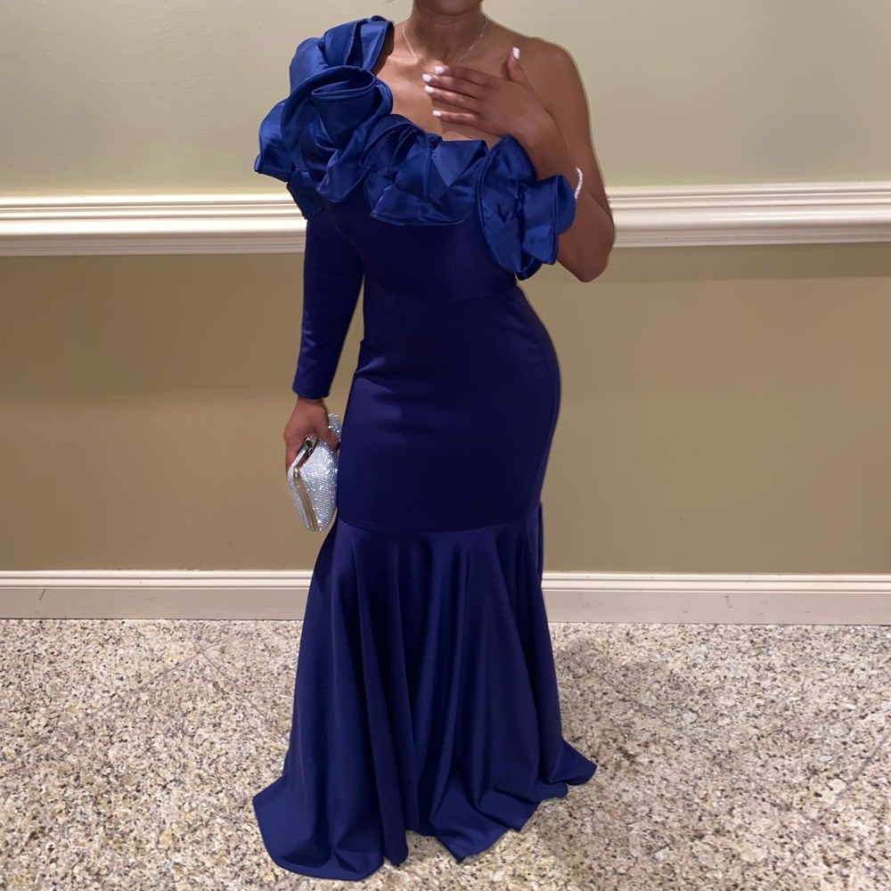 Beautiful blue one shoulder maxi dress with a ruffle on the shoulder💙